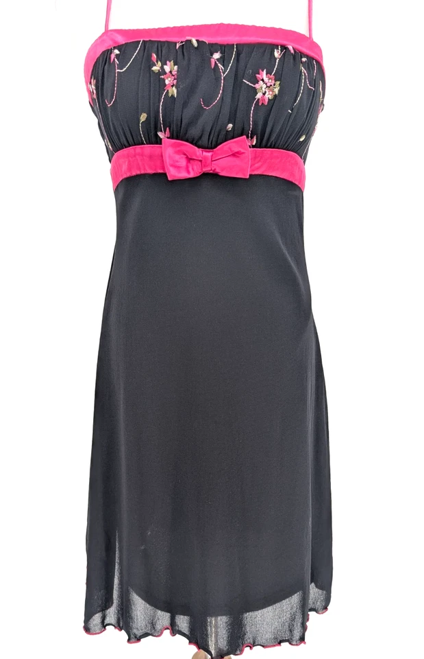 Mini vestido vintage anos 90 Y2K preto transparente babydoll arco bordado floral caprichoso - Imagem 4 de 4