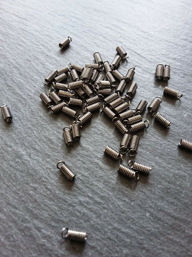 50 Gunmetal Tone Coil Crimp End Fasteners Spring Crimps 7x3mm for 1.5mm Cord UK - Imagen 4 de 5