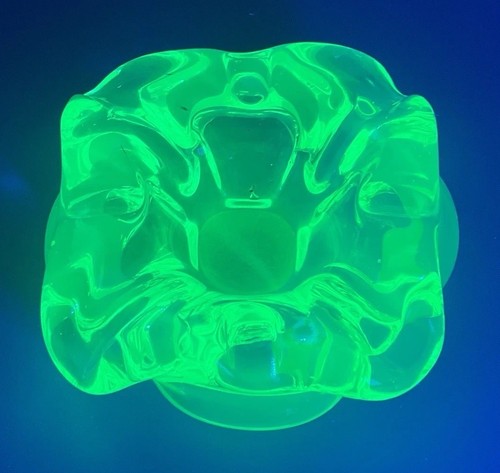 *READ* Uranium Glass Heavy 1.5 Lbs Ashtray UV Glow 5” Abstract Flower Shape READ - Picture 4 of 20