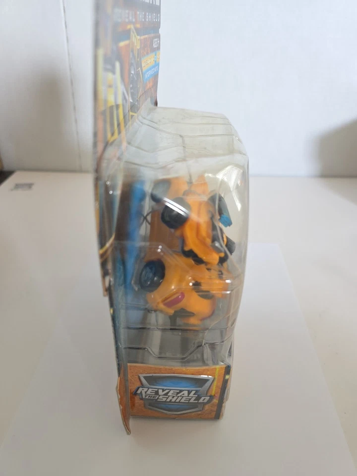 Transformers Universe Classics G1 Reveal The Shield Bumblebee Generations  - Image 3 of 4