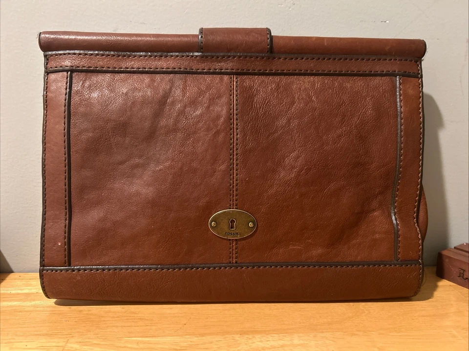 Bolso sin asas de cuero marrón fósil sobre magnético Foto 3 de 4