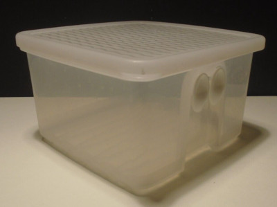 Tupperware 3993 Fridge Smart Container 4 1/2 Cups Clear Vented
