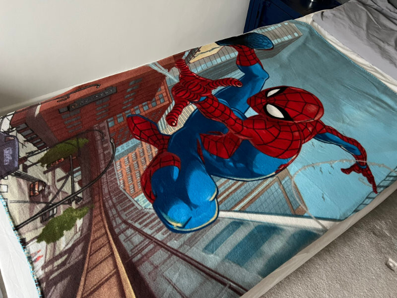 OFFICIAL MARVEL COMICS THE AMAZING SPIDER-MAN WEB SLINGING FLEECE BLANKET