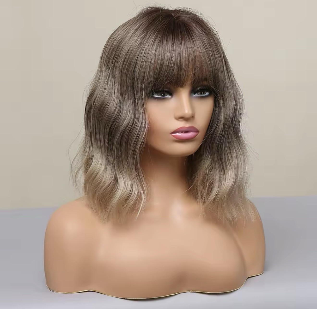 Perruque ondulée courte marron mèches claires 30cm cheveux synthétiques avec frange