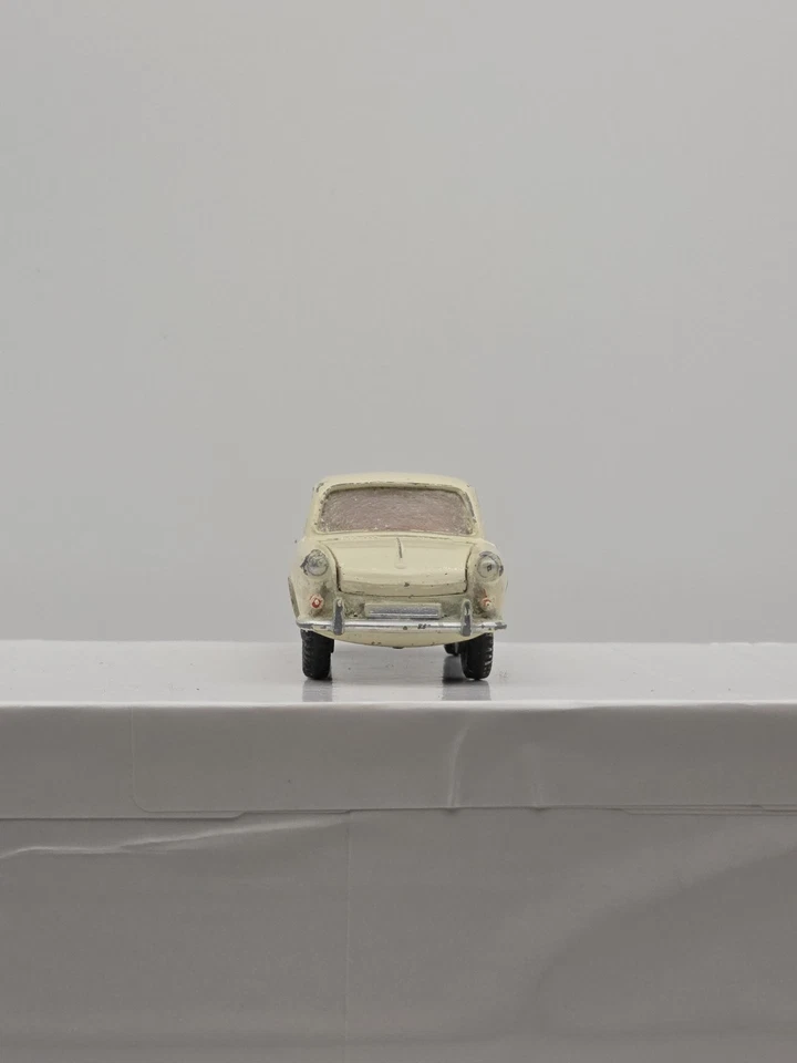 Dinky Toys 144 Volkswagen 1500 berlina blanco con interior rojo ventanas niebla  Foto 3 de 4