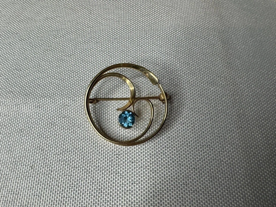 Broche prendedor para mujer topacio creado en laboratorio corte redondo de 2 quilates acabado oro amarillo de 14 quilates plateado Foto 2 de 4