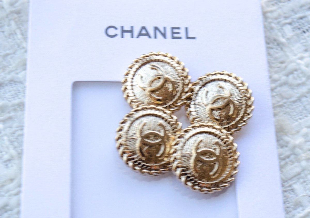 [CHANEL] シャネル ボタン ゴールド 4個 正規品 美品 Set of 4 of vintage Chanel buttons. Gold Metal 0.87 in/ 22