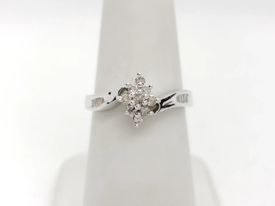 Anillo de diamantes baguette redondo marrón oro blanco 10k 1/4 quilate Foto 2 de 4