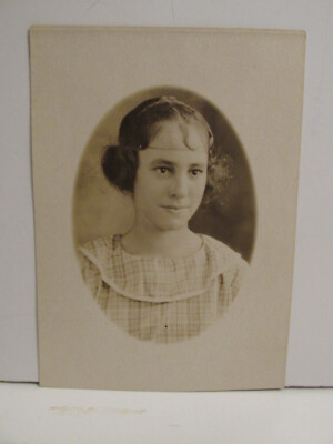 RARE VINTAGE 1910S YOUNG GIRL CLOSE UP STUDIO PHOTO POSTCARD POST CARD PICTURE