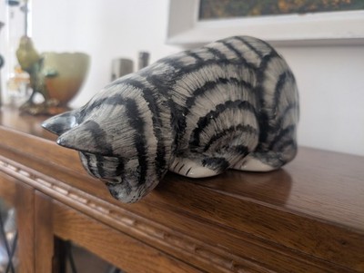Babacombe Keramik gestreifte Katze späht über Rand 9 Zoll Figur sehr guter Zustand