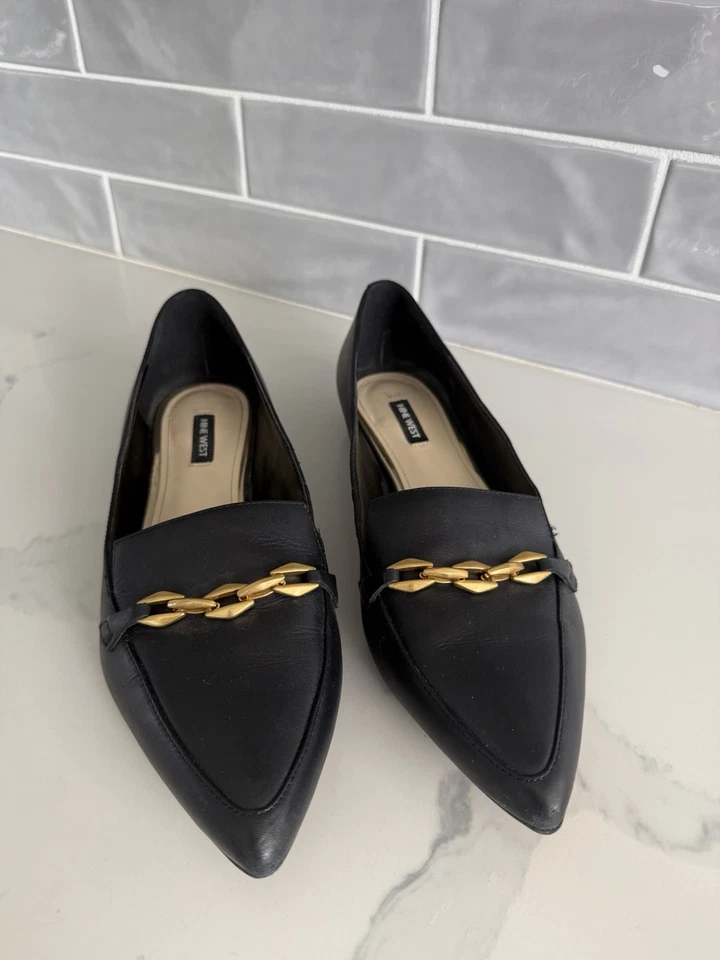 Mocasines planos Nine West de cuero negro con detalle de cadena dorada para mujer 12M Foto 2 de 4