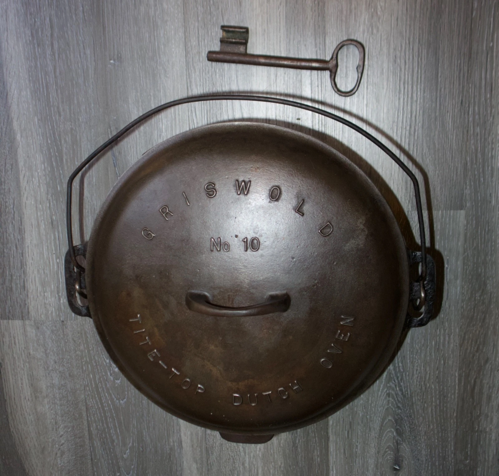 *VINTAGE* Griswold No. 10 Tite-Top Cast Iron Dutch Oven