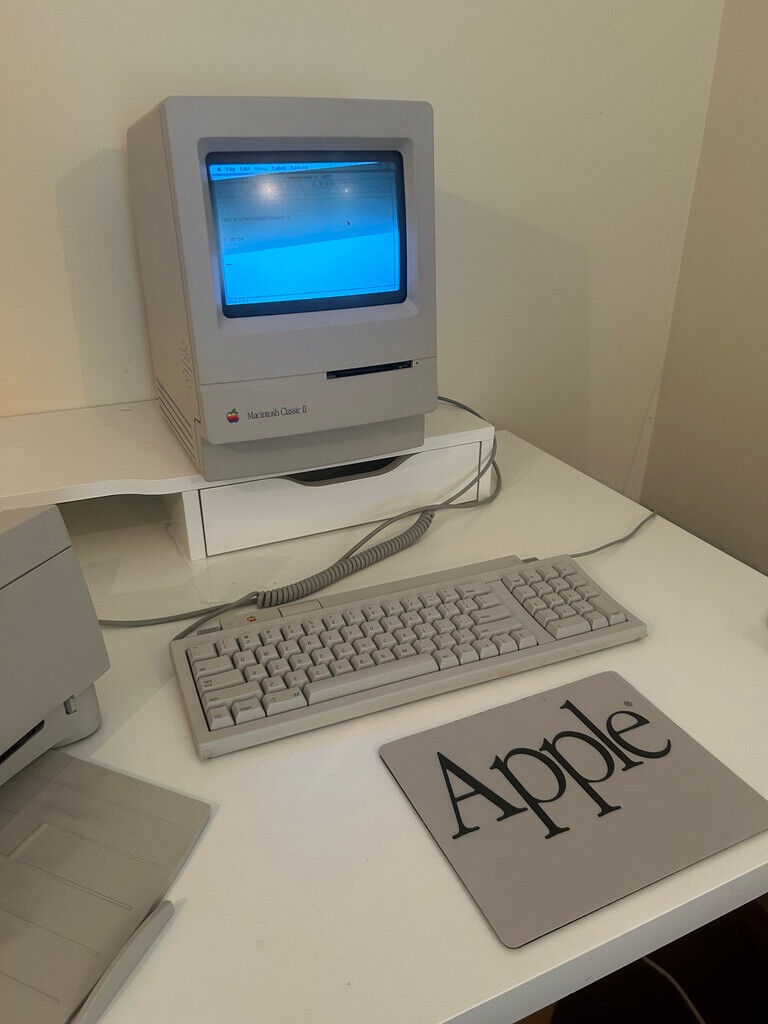 Vintage 1992 Apple MacIntosh Classic II, Fully Functional Vintage 1992 Apple MacIntosh Classic II, Fully Functional