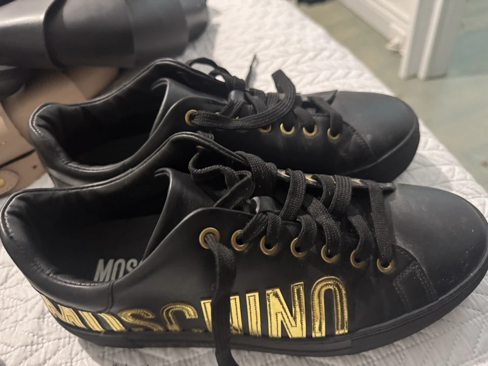 Zapatilla Tenis MOSCHINO Estampado Logo Talla 42 Negra/Dorada. Foto 3 de 4