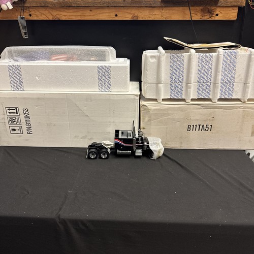 FRANKLIN MINT PETERBILT MODEL 379 TRUCK AND TRAILER US. FLAG 1:32 SCALE DIE CAST