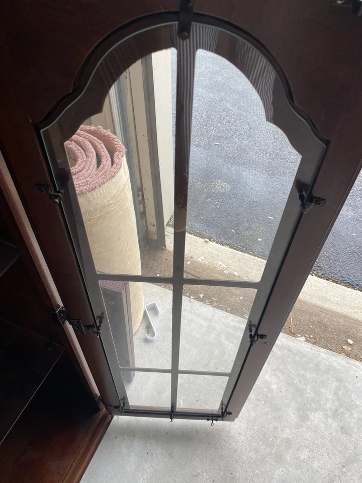 Gabinete de China Iluminado Drexel Heritage De Colección - Madera Maciza, Puertas de Vidrio, Latón Foto 3 de 4