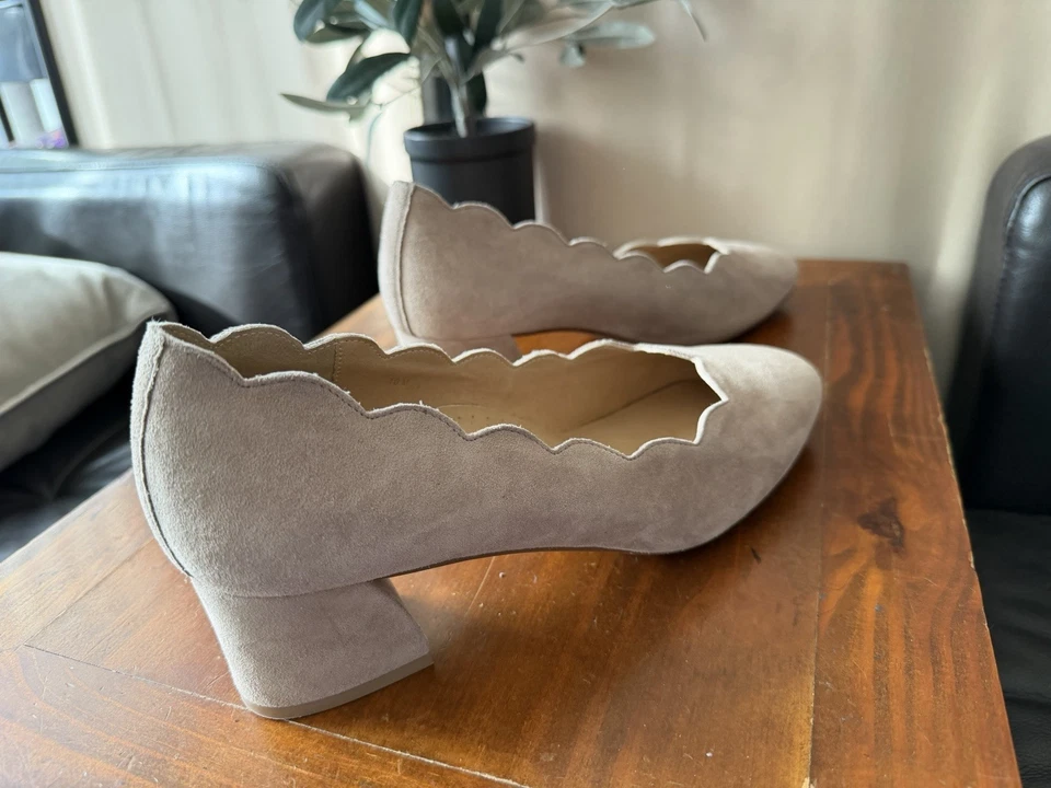 NM Neiman Marcus Beige Gamuza Vieira Ribete Bombas Mujer Talla 10 Nuevo Foto 4 de 4