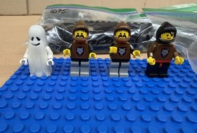 LEGO Castle 6075 Wolfpack Tower 4 Minifigures 236 Pieces No Box Pre-Owned