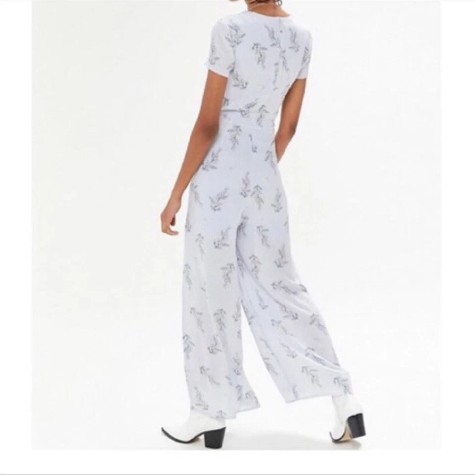 Urban Outfitters KerriAnn светло-фиолетовый цветочный печать коротким рукавом комбинезон размер S - Изображение 2 из 4