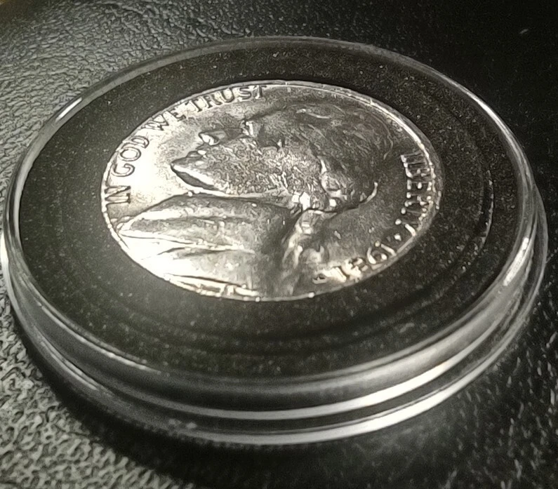 1981 P Jefferson níquel golpeado a través de error de grasa en la cara mejilla mandíbula Foto 3 de 4