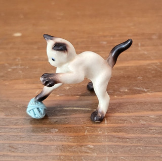 Vintage Hagen Renaker Siamese Kitten Cat Playing w/Blue Ball of Yarn Figurine