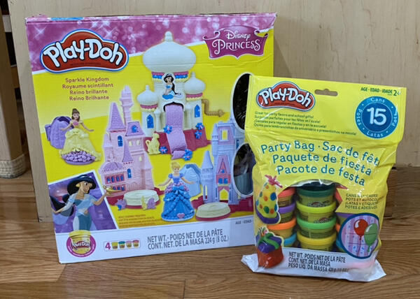 Play-Doh Disney Princess Sparkle Kingdom Set & 15 Can Party Pack