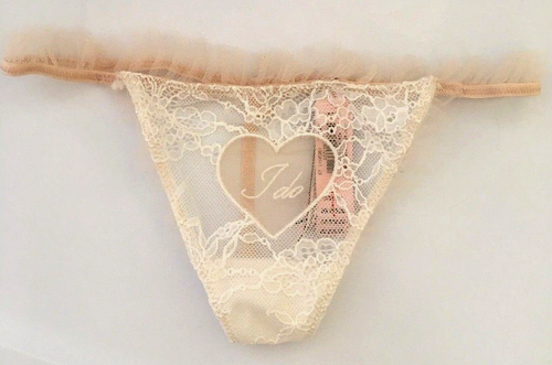 Panty Tanga Victoria's Secret Dream Angels Nupcial "I DO" Encaje Tanga con Volantes XS - Imagen 11 de 12