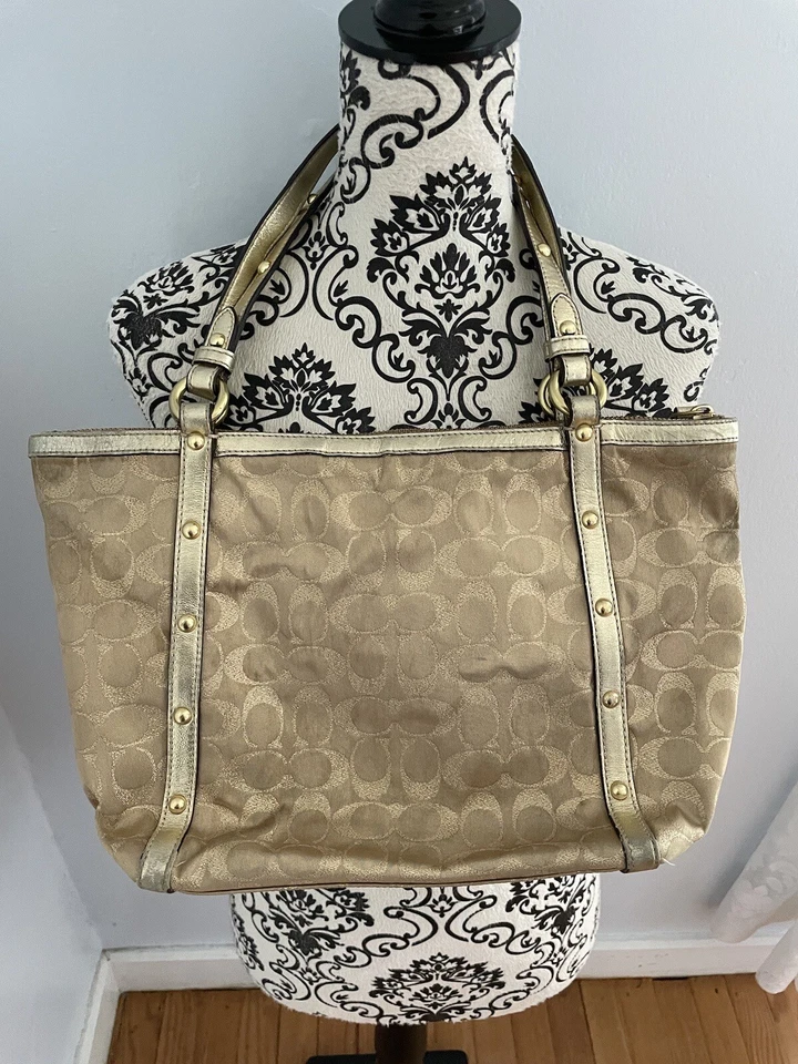 Bolso de Lúrex Coach Signature C Dorado Tachonado - Suave Estado Usado Foto 4 de 4