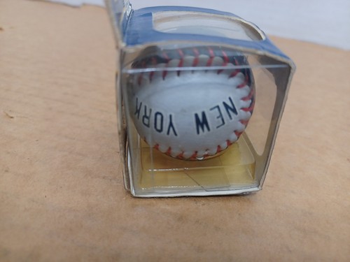 Mini pelota de béisbol Steiner New York Yankee Logo 1 1/2" diámetro - Imagen 7 de 7