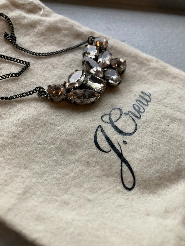 Colar pingente aglomerado de gema rosa metal preto oxidado J Crew Jcrew. Raro - Imagem 3 de 4