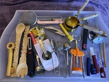 HUGE   KITCHEN GADGET  LOT  OXO   PEELER WINE OPENERS +TEA STRAINERS + MORE LIB2