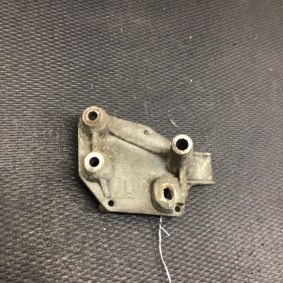 2004 Volkswagen Golf 4 portas - Suporte de montagem em bobina de ignição - Imagem 3 de 4