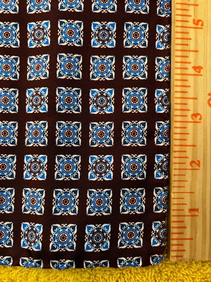 T.M. Lewin Borgonha 12" Bolso de Seda Impresso Quadrado Feito na Itália Excelente Estado Usado - Imagem 2 de 4