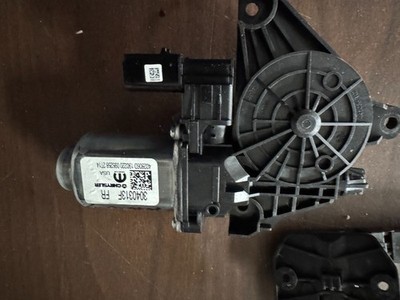 2020 - 2022 CHRYSLER VOYAGER / PACIFICA FRONT RIGHT SIDE DOOR WINDOW MOTOR OEM