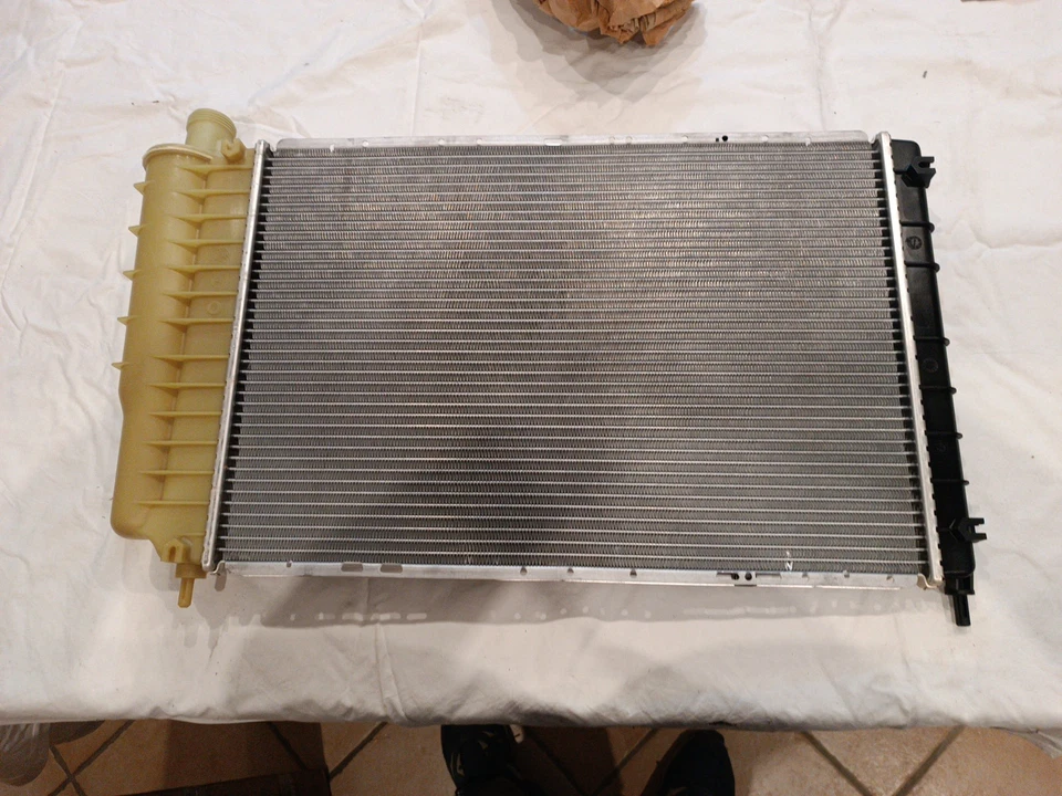 VALEO 810888 RADIATORE RAFFREDDAMENTO MOTORE NUOVO per RENAULT 21 - Immagine 3 di 4