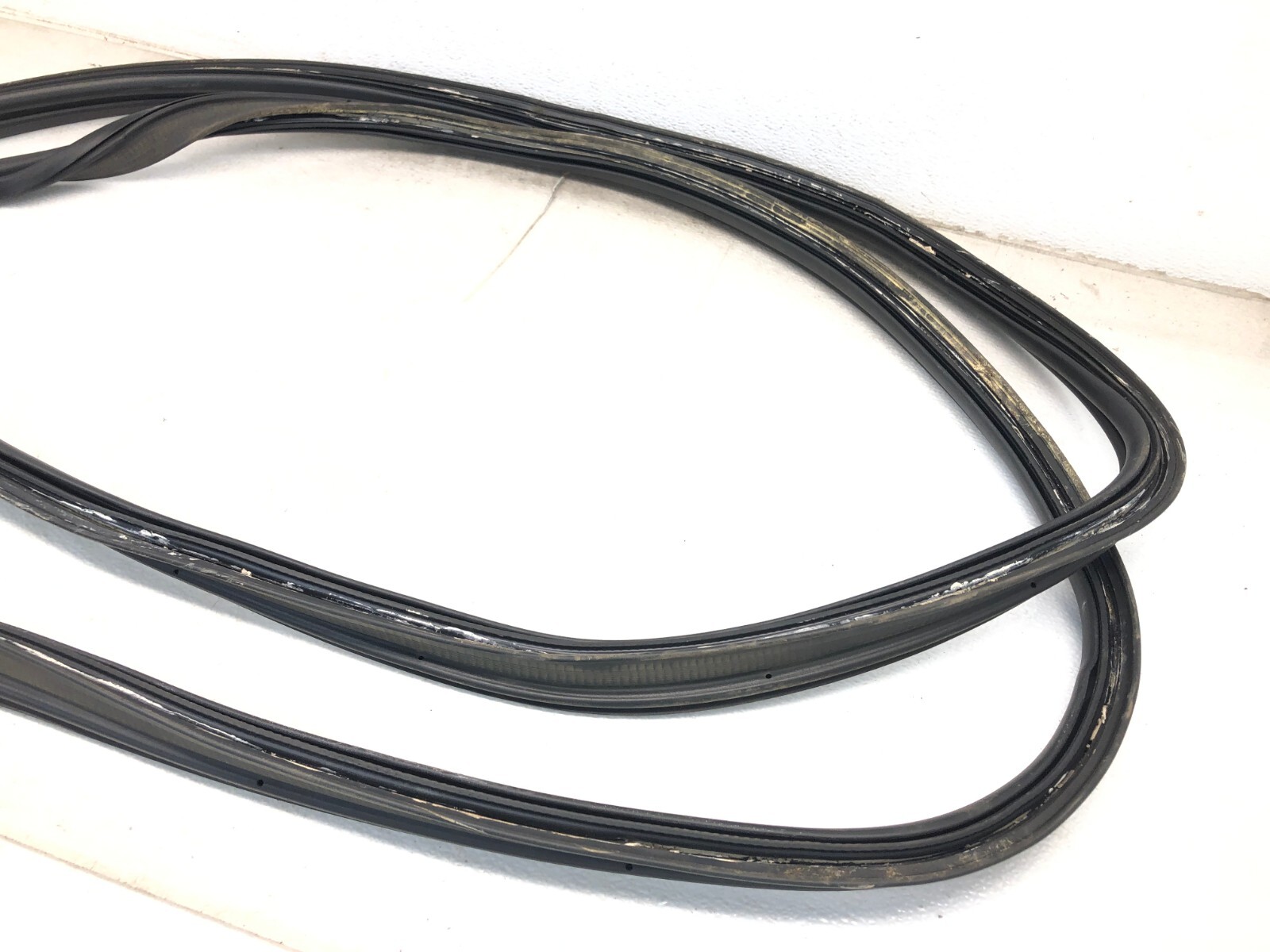 2017-2022 MASERATI LEVANTE REAR LIFTGATE TAILGATE WEATHERSTRIP SEAL OEM