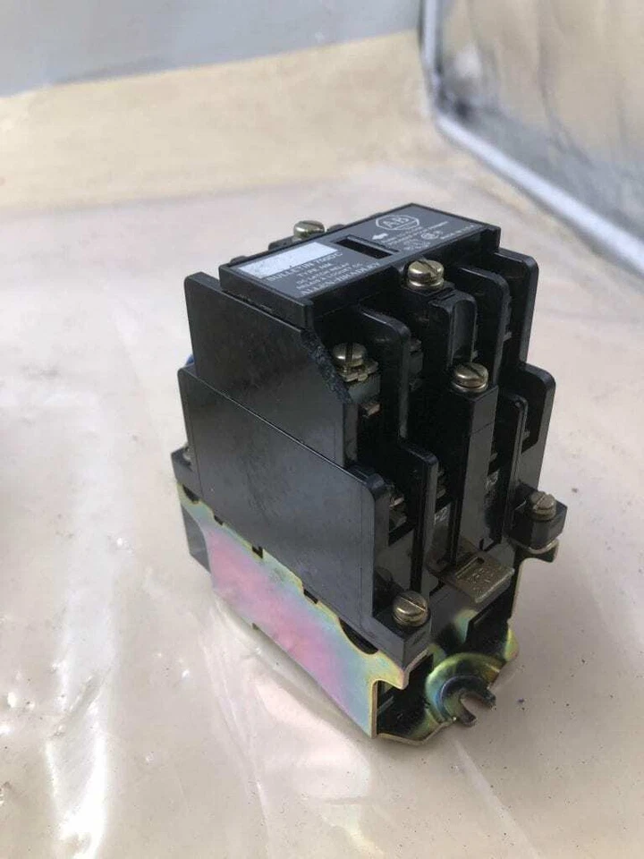 Relé de cierre Allen-Bradley 700DC-NM600Z1 serie B 115-125VDC - NUEVO EN CAJA Foto 3 de 4
