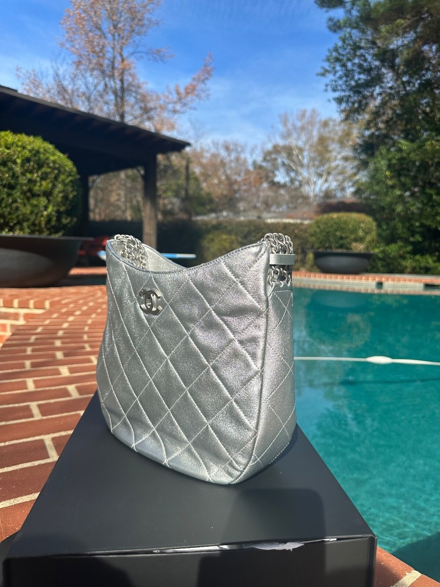 茶*様 Chanel Silver ヴィンテージバッグ Chanel Silver Quilted Leather Bag