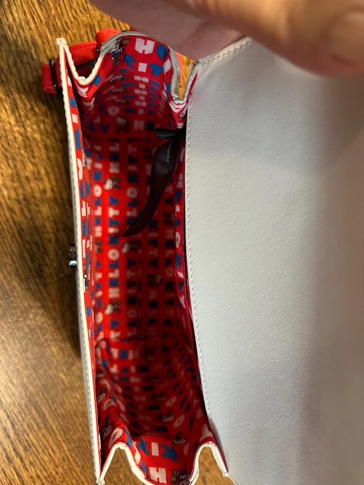 NUEVO CON ETIQUETAS Loungefly Sanrio Hello Kitty Bolso de Hombro Asa Superior Cartera Rojo Blanco Lindo Foto 4 de 4