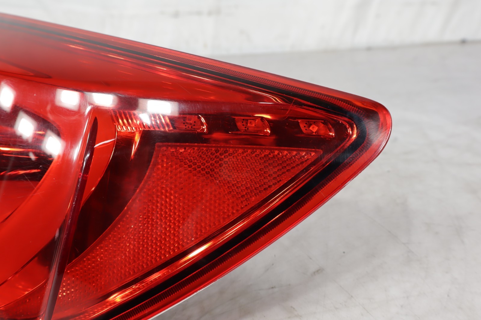 14-20 Maserati Quattroporte M156 Right Outer Taillight Lamp LED Passenger Side