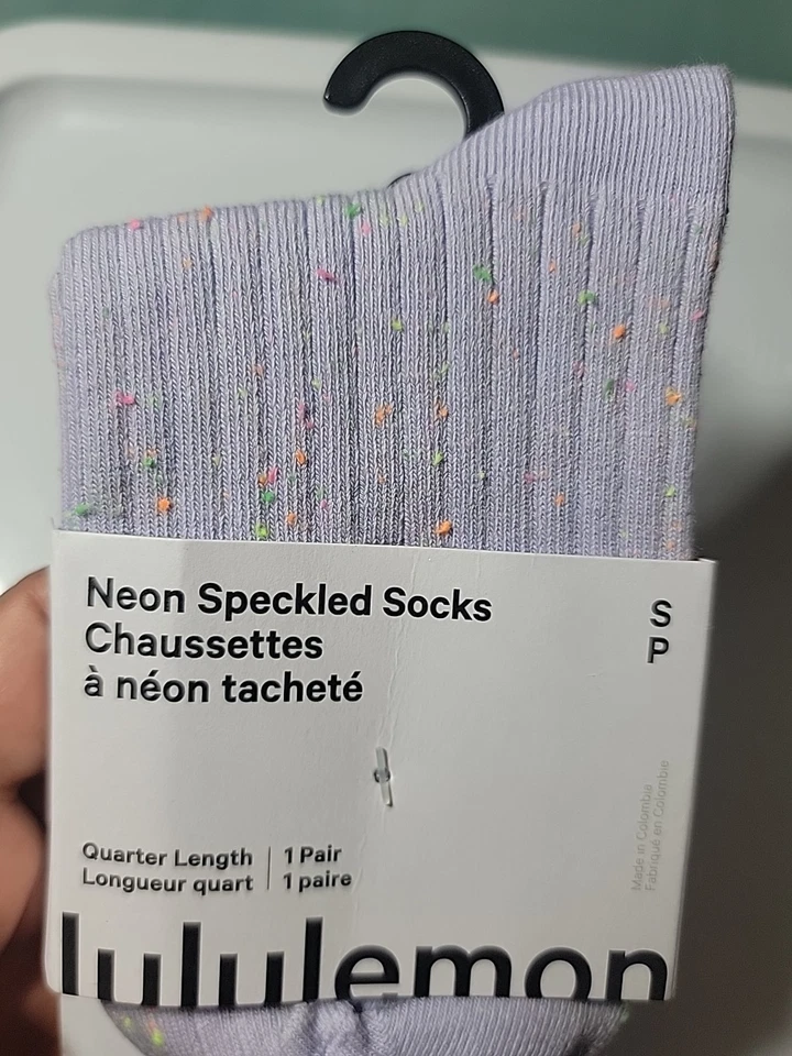 Calcetines Lululemon nuevos con etiquetas neón moteado en color lavanda escarcha Foto 3 de 4