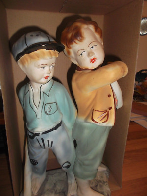 ARPO  Zwei Bullies. Baseballjungs Übergroße Vintage Porzellan Figur.