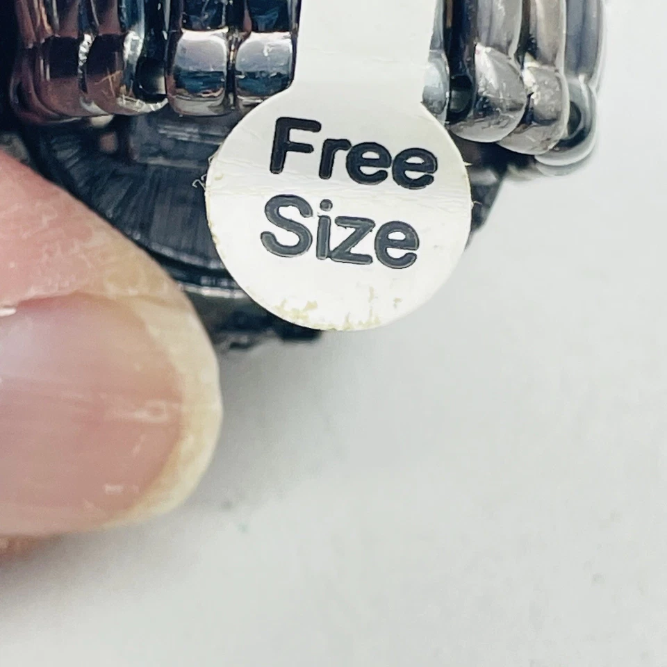 Anillo de cóctel vintage domo tono plata con pedrería iridiscente Foto 4 de 4