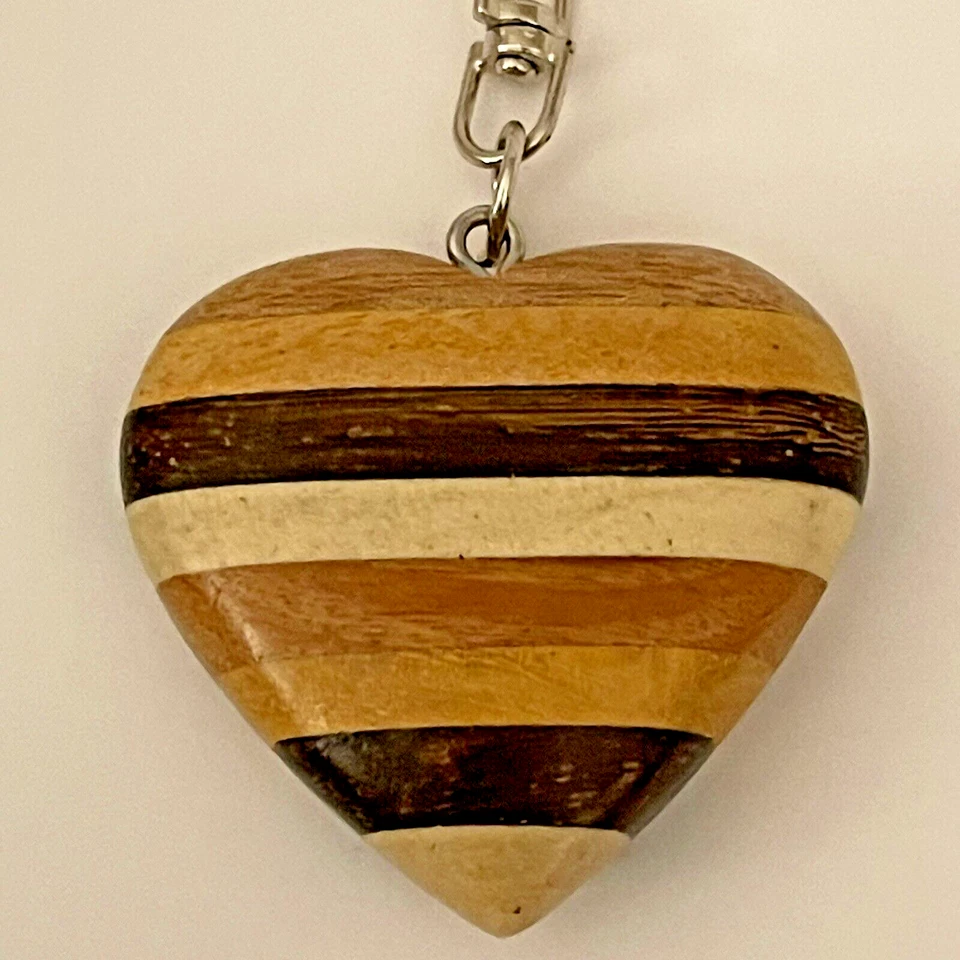 Llavero corazón madera monedero encanto - Capas de diferentes tipos de madera Foto 3 de 4