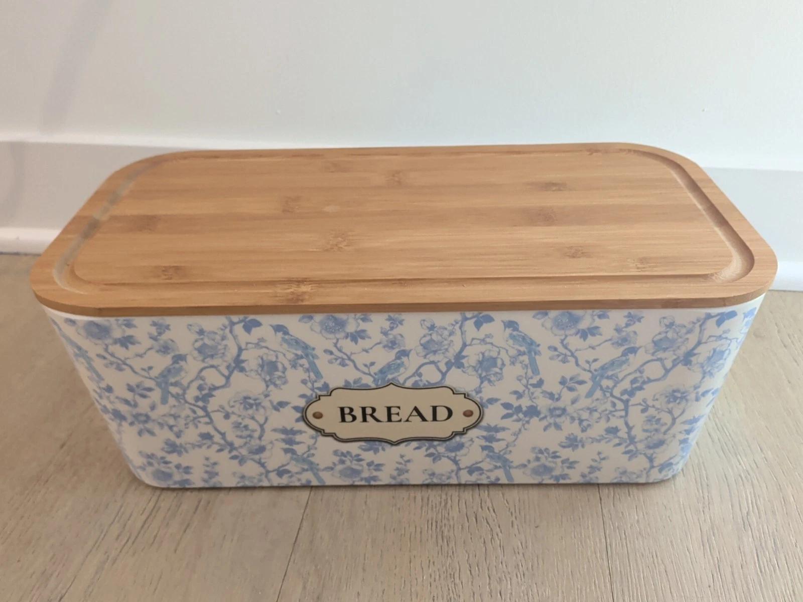 Viral Bread Box Blue White Toile Vintage Inspired Cottagecore Lid Dbls Cut Board
Opens in a new wind