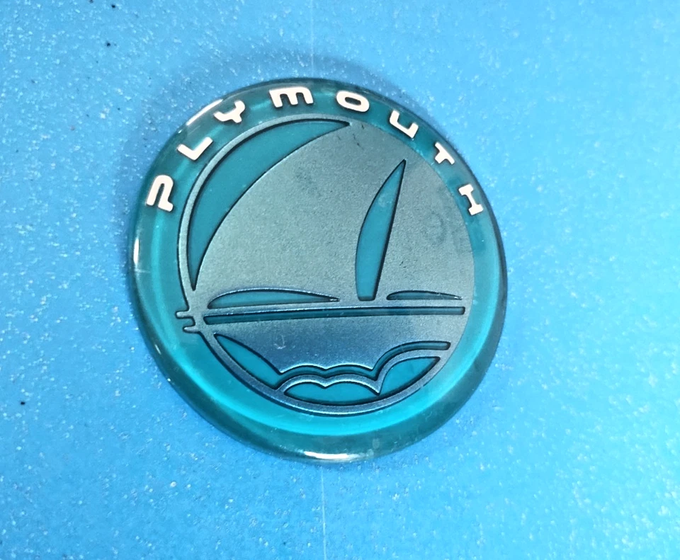 Emblema com capuz logotipo navio azul-petróleo e prata Plymouth Neon/Voyager - Imagem 2 de 4
