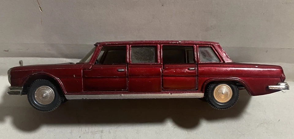 Dinky Meccano 128 Mercedes Benz 600 Limousine w/Passengers Blue Interior - Image 3 of 4
