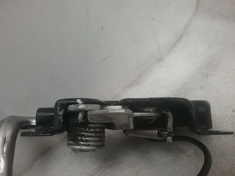 Cierre de bloqueo del capó delantero Honda Civic LX 2001-2005 (1,7 L automático) Foto 4 de 4