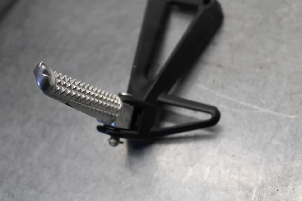 15-17 YAMAHA YZF R3 CLAVIJA PASAJERO TRASERO DERECHO BB651 Foto 2 de 4