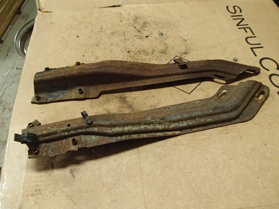 Кронштейны от переднего внутреннего крыла до капота 1967 Cadillac Deville Fleetwood - Изображение 2 из 3